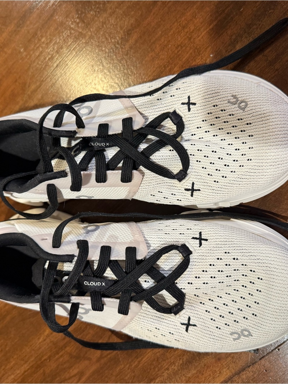 On Cloud X 4 women’s shoes, size 8.5,
- White/Black